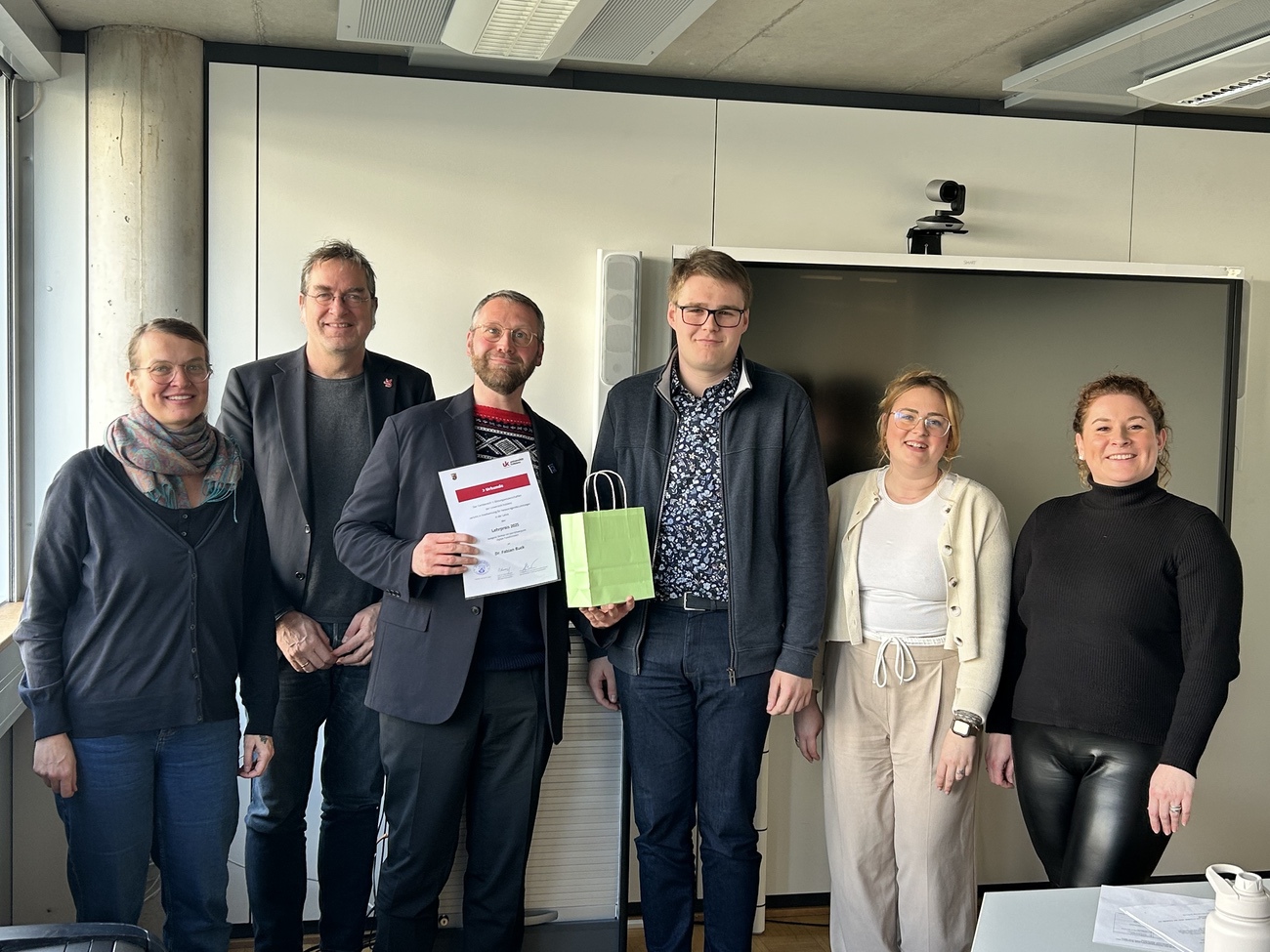 Der FB 1: Bildungswissenschaften zeichnet Herrn Dr. Marc Fabian Buck mit dem Lehrpreis für das Studienjahr 2024/25 aus. Die AG Lehrpreis gratuliert herzlich.