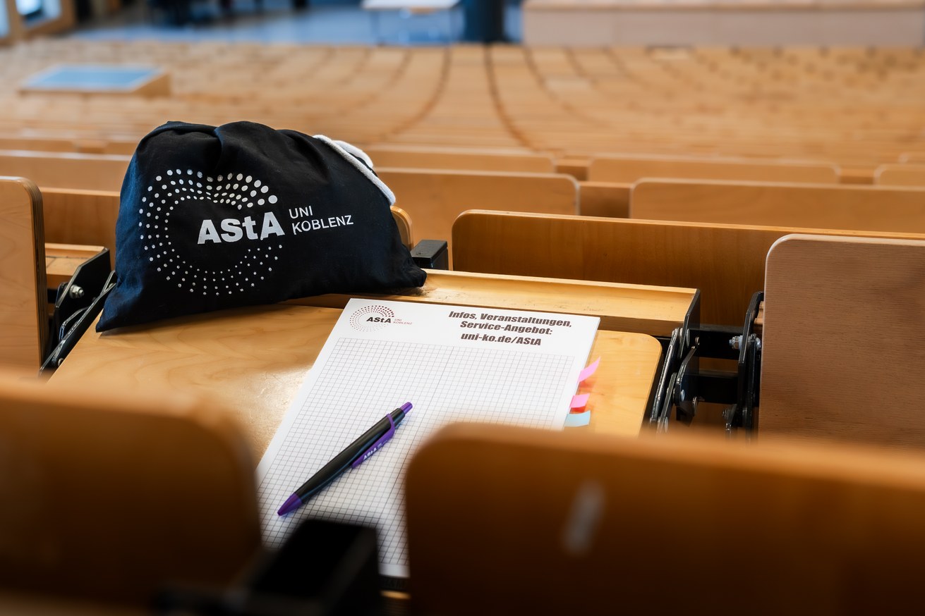 Bild: "AStA Merch im Audimax" von Jan-Lucas Klein, CC BY 4.0