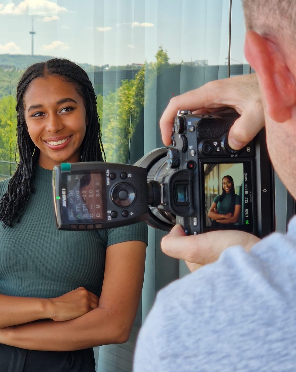 Fotograf Daniel Kondratiuk in Aktion – mit einer Studentin beim Shooting