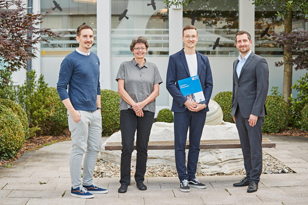 Abbildung 1: Preisträger und Bachelorabsolvent Dominik Lienen erhält eine Lobende Anerkennung der IHK für seine Bachelorarbeit. Abgebildet sind (v.l.n.r) Julian Mosen (Betreuer der Universität Koblenz), Prof. Dr. Petra Schubert (Betreuerin der Universität Koblenz), Dominik Lienen und Carsten Frerichs (Vertreter der Ehrhardt + Partner GmbH & Co. KG). © Marco Rothbrust Fotografie