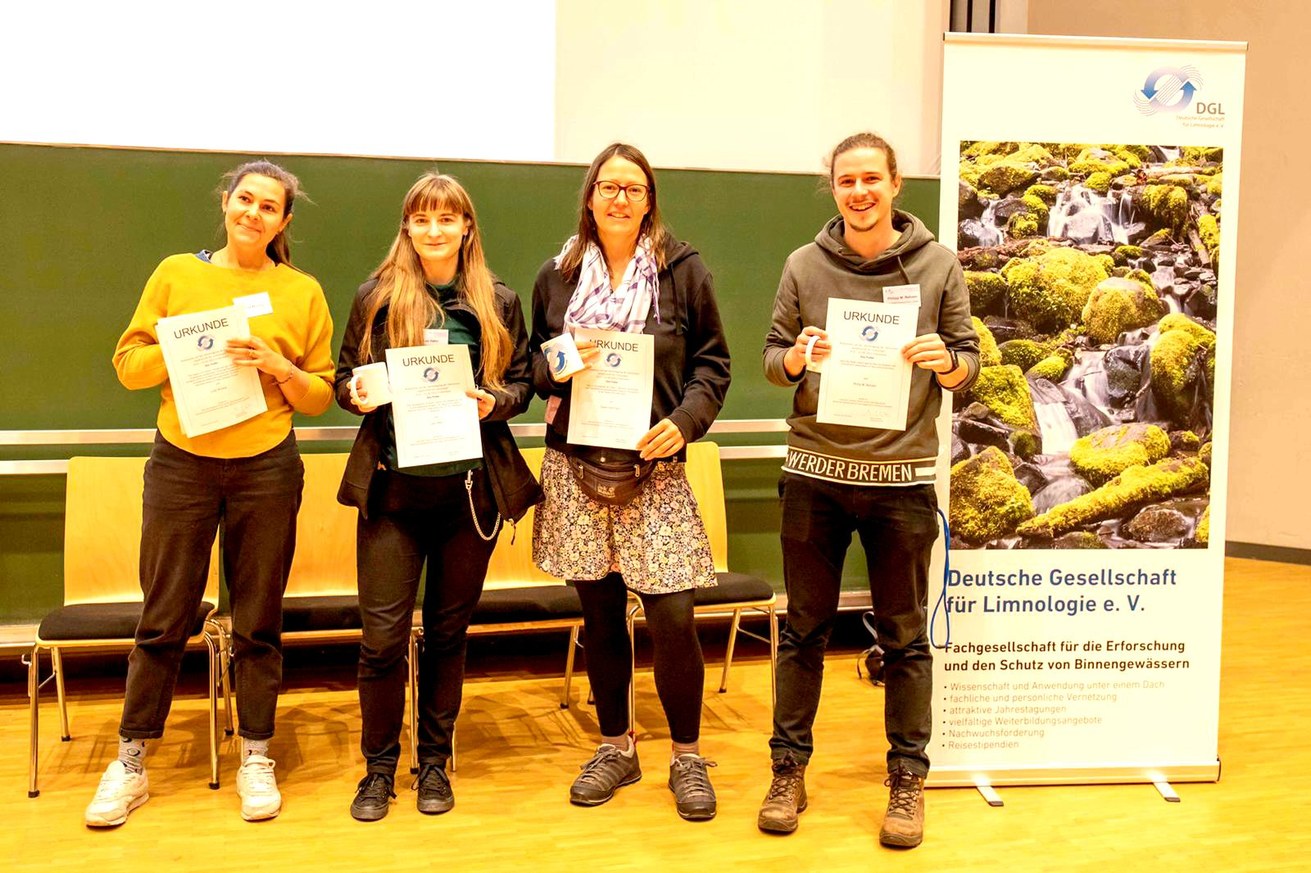 Die Preisträger*innen der Posterpreise auf der 37. Jahrestagung der Deutschen Gesellschaft für Limnologie (v.l.n.r.): L. Wolany, L. Hahn, D. Goertzen und P. M. Rehsen.