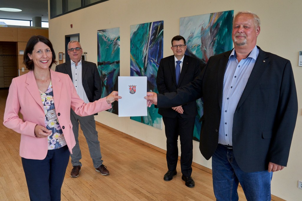 Ministerin Daniela Schmitt überreicht Prof. Dr. Peter Quirmbach den Bewilligungsbescheid. Im Hintergrund: Prof. Dr. Wolfgang Imhof (l.) und Prof. Dr. Stefan Wehner. Bild: Sascha Ditscher