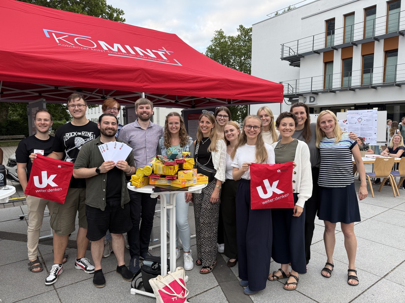 Doktorand*innen, Postdocs, studentische Hilfskräfte und Professorinnen von KOMINT+, die bis zur Siegerehrung der Nacht der Forschung bleiben konnten, mit den gewonnenen Preisen. Foto: KOMINT+
