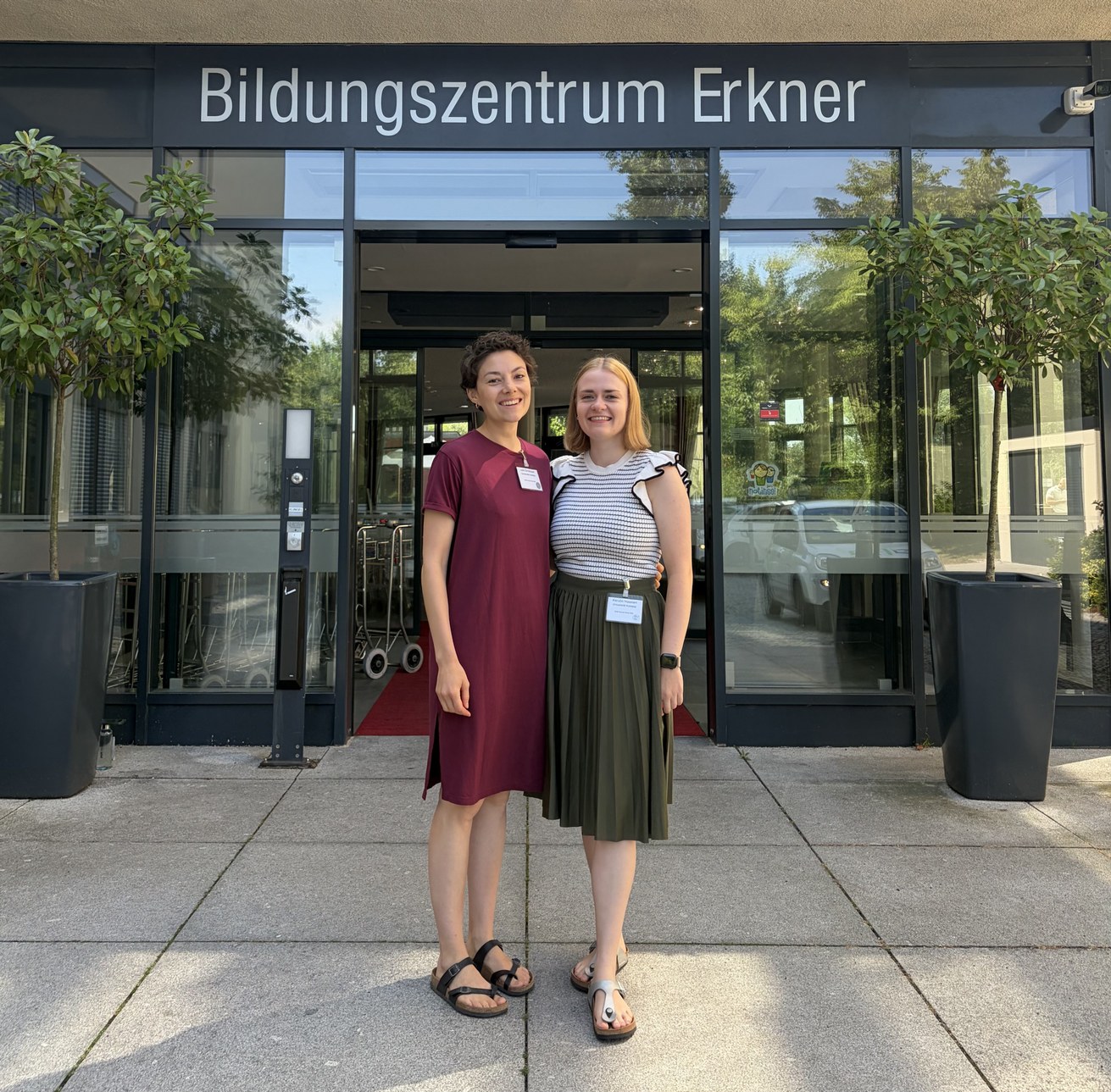 Die Doktorandinnen Julia Schätzlein und Kerstin Haastert vor dem Bildungszentrum Erkner, in dem die DGfE-Summer School 2026 ausgerichtet wurde. Foto: Kerstin Haastert