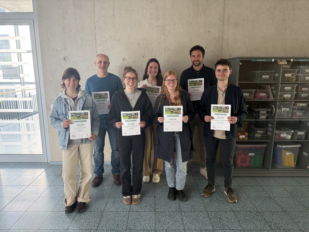 Von links nach rechts: Anna Zender, Dr. Winfried Weiler, Julia Bomm, Monja Sahmer, Leonie Arenz, Niklas Hein und Christian Könecke mit den von Prof. Dr. Finja Grospietsch verliehenen Urkunden zur „City Nature Challenge KoblenzRegion 2026“. Foto: Finja Grospietsch