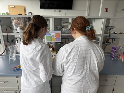 Schüler der Ludwig Fresenius Schule lernen Englisch mit der Genschere