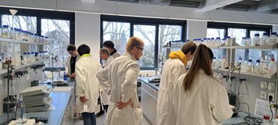 Lernende testen digitale Lernumgebungen für den Chemieunterricht
