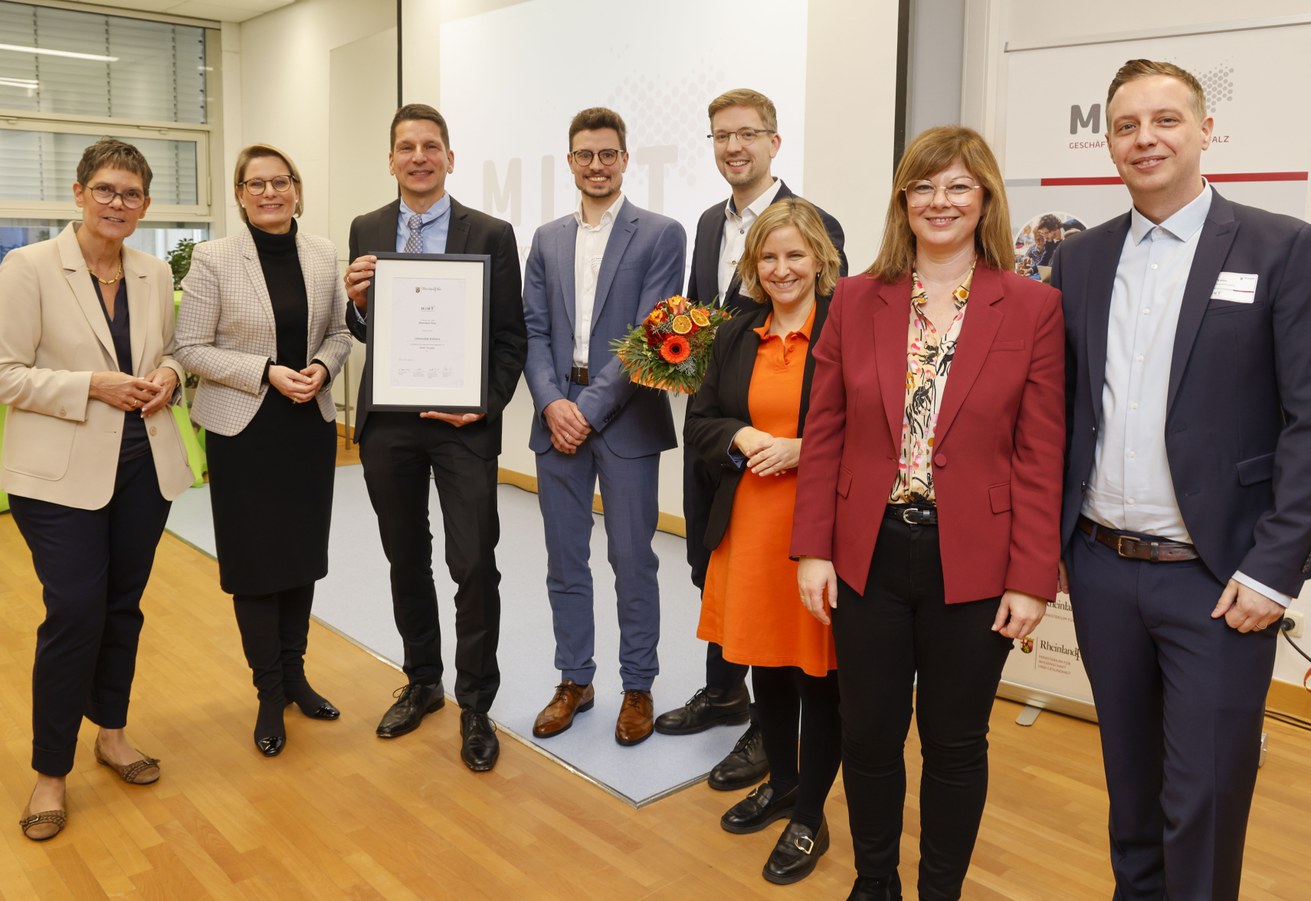 V. l. n. r.: Petra Dick-Walther, Staatssekretärin für Wirtschaft, Verkehr, Landwirtschaft und Weinbau, Dr. Stefanie Hubig, Ministerin für Bildung, Prof. Dr. Martin Bracke, Prof. Dr. Stefan Müller und Dr. Johannes Lhotzky, Universität Koblenz, Katrin Eder, Ministerin für Klimaschutz, Umwelt, Energie und Mobilität, Nicole Steingaß, Staatssekretärin für Wissenschaft und Gesundheit, Tim Thielen, Leiter der MINT-Geschäftsstelle. Bild: MINT-Geschäftsstelle / Stefan F. Sämmer