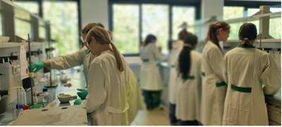 Amphibiensekreten auf der Spur: Schülerinnen entdecken die Welt der Biochemie