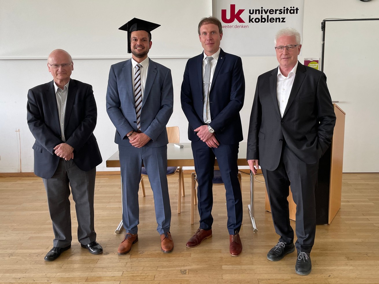 Doctor designatus Johann und die Mitglieder der Promotionskommission (V.l.n.r.: Prof. Dr. Peter Ullrich, StR Florian Johann, PD Dr. Thomas Brühne, Prof. Dr. Peter Gautschi)