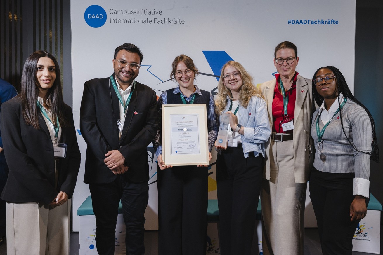 Preisverleihung in Berlin: Besondere Auszeichnung für die Studienvorbereitung und das Onboarding internationaler Talente an der Universität Koblenz. V.l.n.r.: Argine Badalyan (wiss. Hilfskraft FIT4SukCESS), Vrushabh Jayesh Kakkad (Student), Katharina Schmitt (Projektkoordination FIT4SukCESS), Ann-Katrin Biehl (Betreuung und Beratung intern. Studierender, FIT4SukCESS), Prof. Dr. Constanze Juchem-Grundmann (Vizepräsidentin für Studium und Lehre), Grace Dzokoto (Studentin). Foto: DAAD/Konstantin Gastmann
