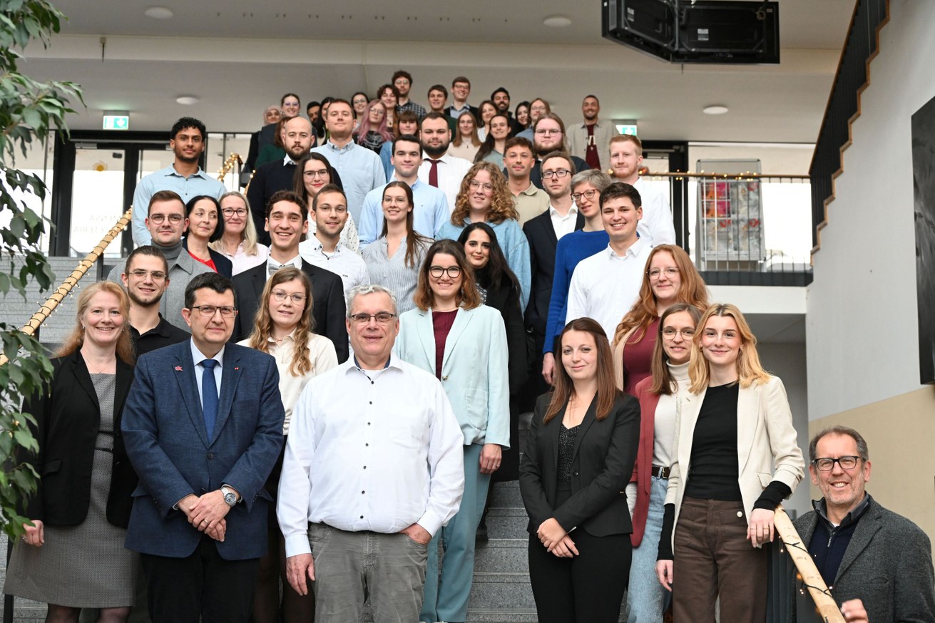 Ein Teil der Absolvent*innen mit dem Universitätspräsidenten Prof. Dr. Stefan Wehner (vorne, 2. v. l.), dem Dekan Prof. Dr. Wolfgang Imhof (vorne, 3. v. l.) und dem Schirmherrn Prof. Dr. Michael Hinze (vorne, 1. v. r.). Bild: Universität Koblenz / Liane Pohl