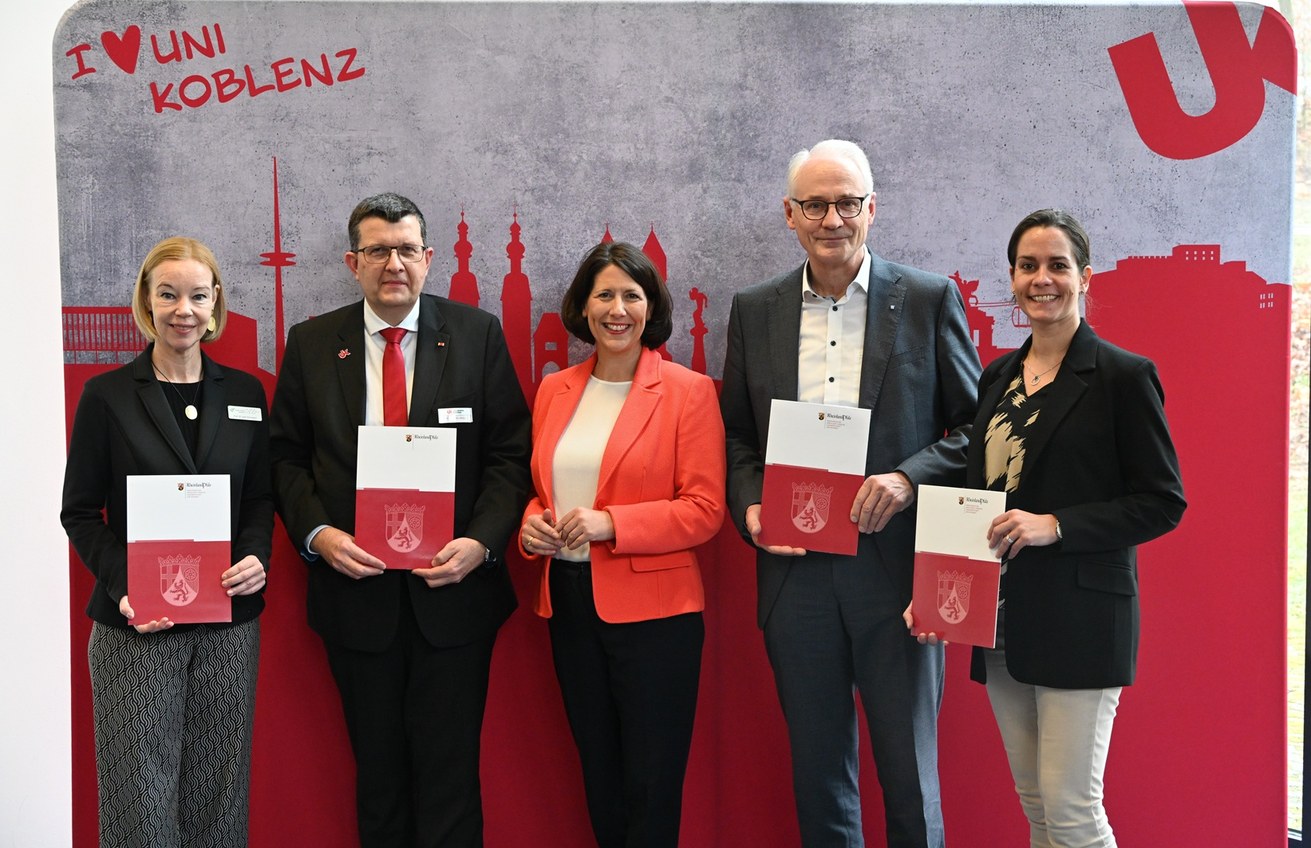 Wirtschaftsministerin Daniela Schmitt (Mi.) überreichte die Zuwendungsbescheide in Höhe von 7,8 Millionen Euro. Foto: Liane Pohl / Universität Koblenz