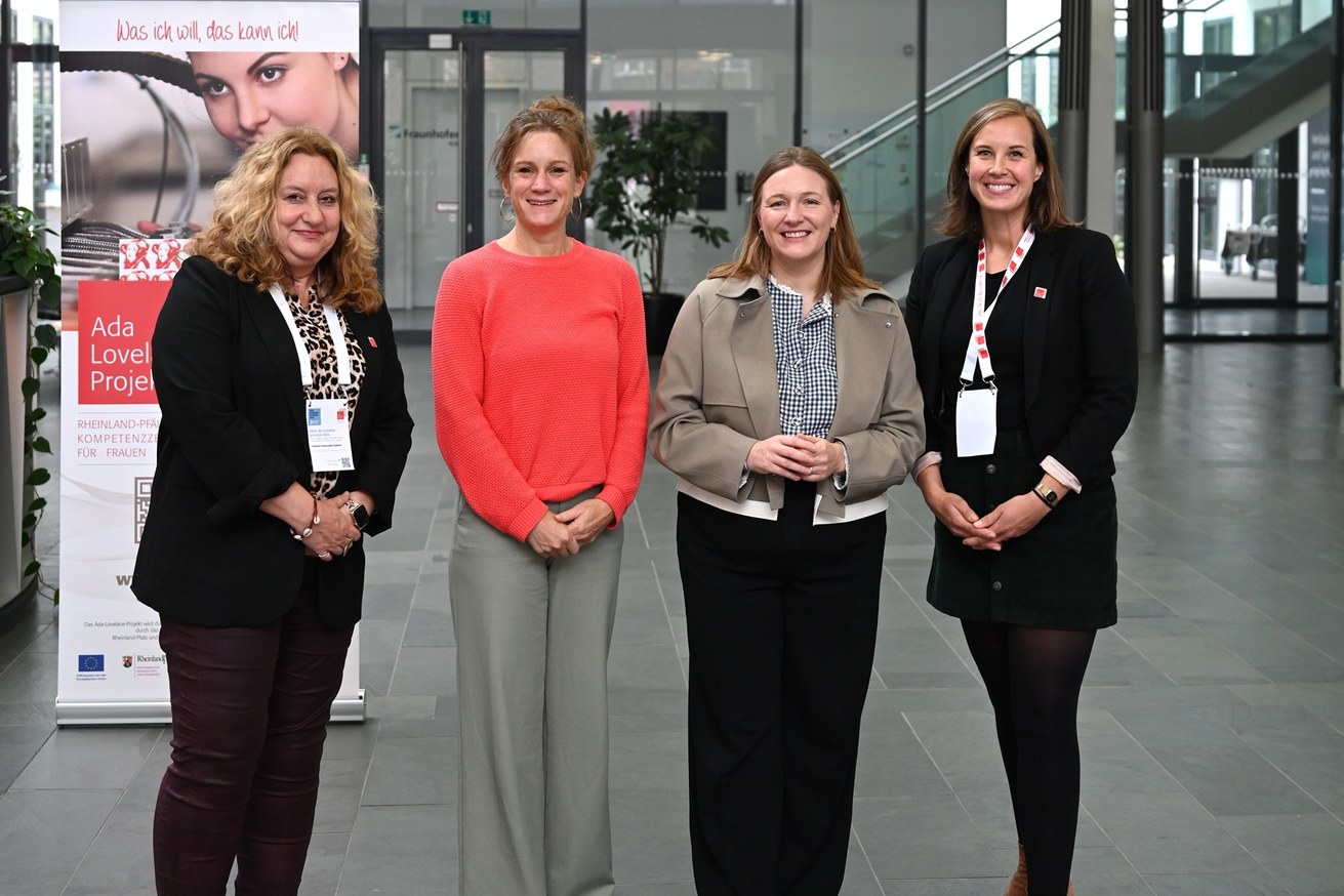 „Mentoring im Fokus“ beim Ada-Lovelace-Fachtag in Kaiserslautern. V.l.n.r.: Prof. Dr. Claudia Quaiser-Pohl (Vizepräsidentin für Forschung und Transfer der Universität Koblenz), Katharina Heil (Ministerialdirektorin im Ministerium für Wissenschaft und Gesundheit), Katharina Binz (Frauenministerin), Angela Doms (Leiterin der zentralen Koordinierungsstelle des Ada-Lovelace-Projekts). Bild: Christian Karnbach