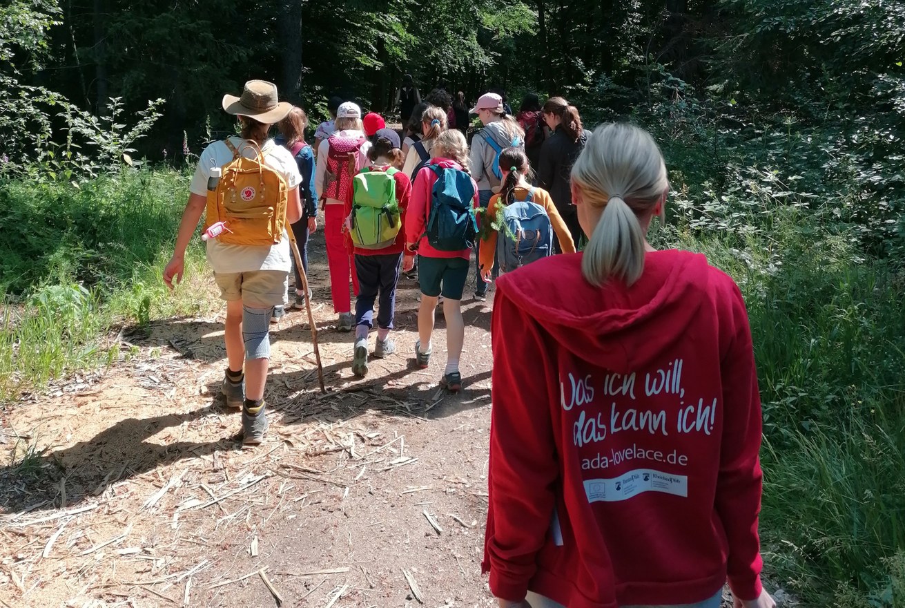 Im vergangenen Jahr erhielten Teilnehmerinnen der Reihe „Ada on Tour“ spannende Einblicke in den vielfältigen Beruf der Försterin. Foto: Ada-Lovelace-Projekt