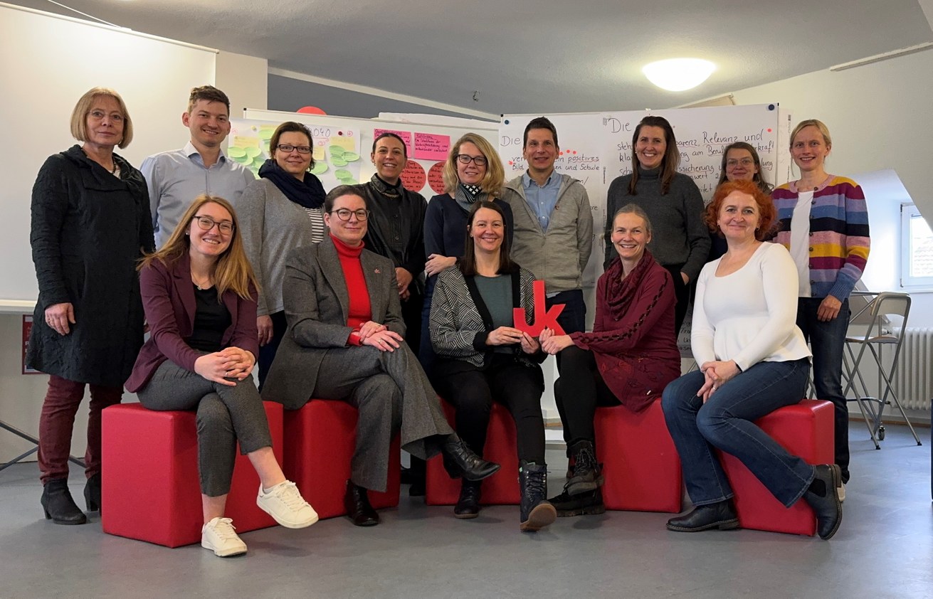 Die Teilnehmenden des Klausurtags in der ED-School der Universität Koblenz – gemeinsam auf dem Weg zur Lehrkräftebildung 2040. Bild: Universität Koblenz / Yvonne Werle