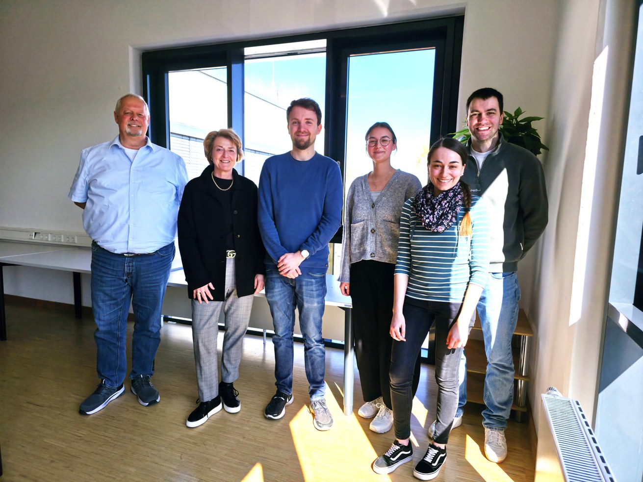 V. l. n. r.: Prof. Dr. Dr. h.c. Peter Quirmbach, Barbara Kunze, Managerin der Alexander Tutsek-Stiftung, Nils Lenard Grosch, M. Sc., Nicole Moritz, M. Ed., Isabelle Henn, M. Sc. und Gianluca Reifert, M. Ed.. Bild: Universität Koblenz / Dr. Anita Razavi