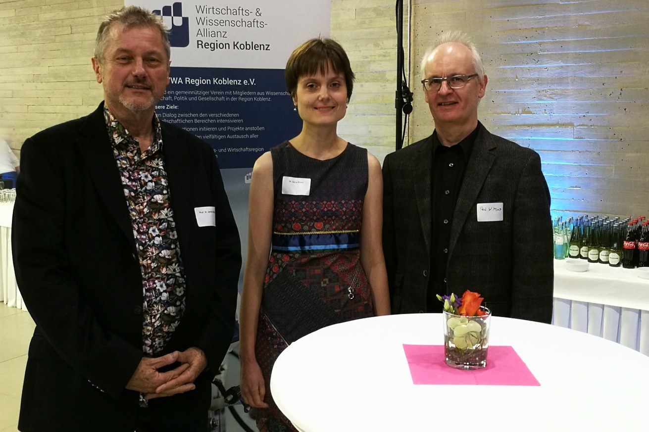 Prof. Dr. Jochen Koop (li.) und Prof. Dr. Werner Manz feiern mit Dr. Sonja Ehlers die Auszeichnung. Bild: UKL / Prof. Dr. Wolfgang Imhof