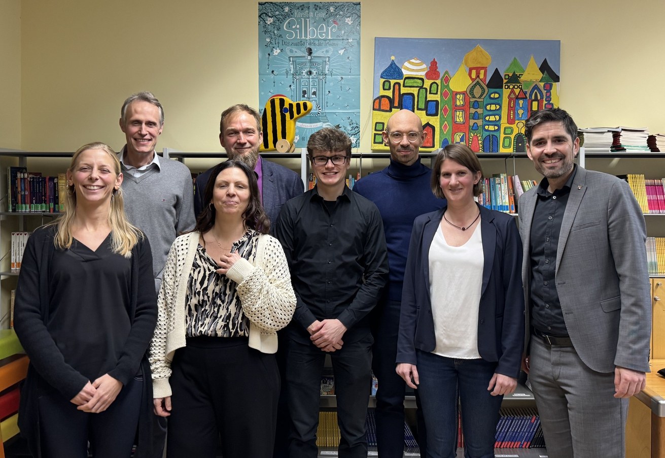 Projekt „Leseband L“ im Fokus: Bildungsministers Sven Teuber (r.) informierte sich an der Burg-Landshut-Schule in Bernkastel-Kues über moderne Leseförderung im Schulalltag. Foto: Universität Koblenz