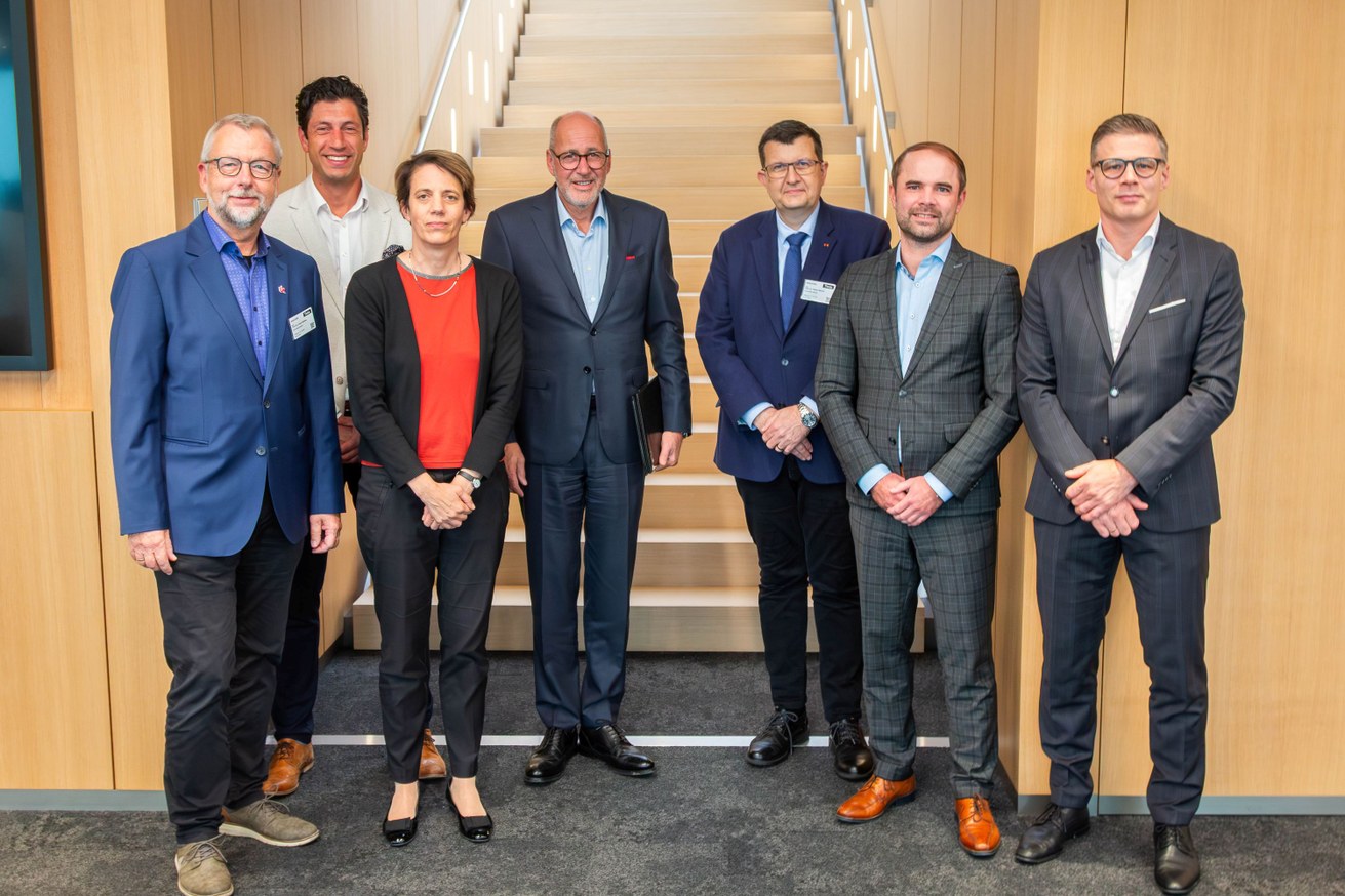 V. l. n. r.: Prof. Dr. Frank Weidner, Universität Koblenz, Daniel Zäck, Debeka, Annabritta Biederbick, Debeka, Thomas Brahm, Vorstandsvorsitzender Debeka, Prof. Dr. Stefan Wehner, Präsident der Universität Koblenz, Daniel Daum, Debeka, und Daniel Konieczny, Debeka. Bild: Debeka / Christoph Fuchs