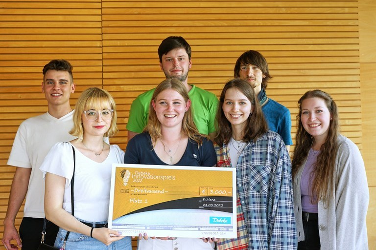 Das Sieger-Team Bandits on Beats (v.l.n.r.): Daniel Letkemann, Stephanie Schmidt, Marisa Schmidt, Felix Meyer, Lena Ihlo, Damian Voß, Sabrina Wolff. Bild: Universität Koblenz-Landau