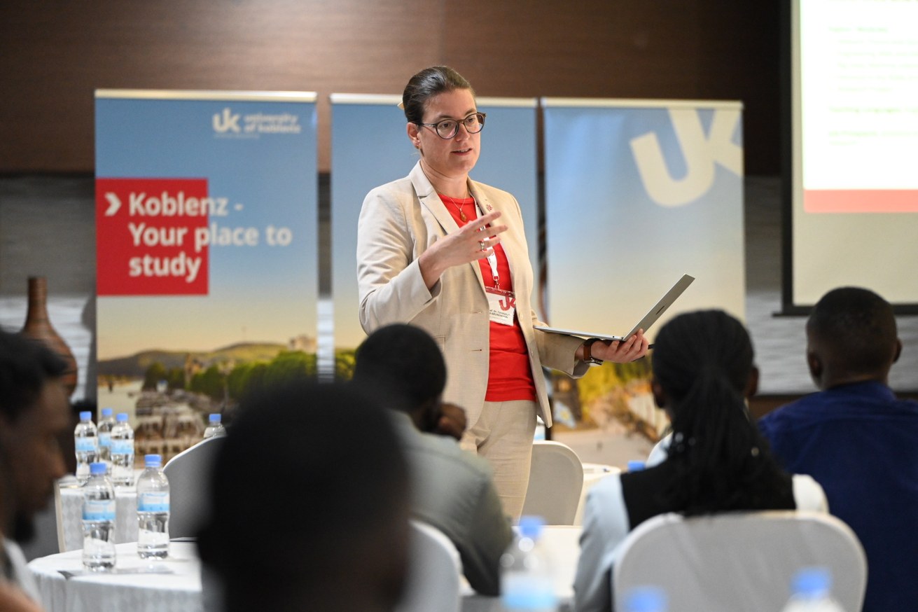 In Ruandas Hauptstadt Kigali lud die Universität Koblenz erstmalig zu einer Informationsveranstaltung für Studieninteressierte ein. Vizepräsidentin Prof. Dr. Constanze Juchem-Grundmann moderierte und beantwortete Fragen der zahlreichen Studierenden. Bild: Christoph Asche