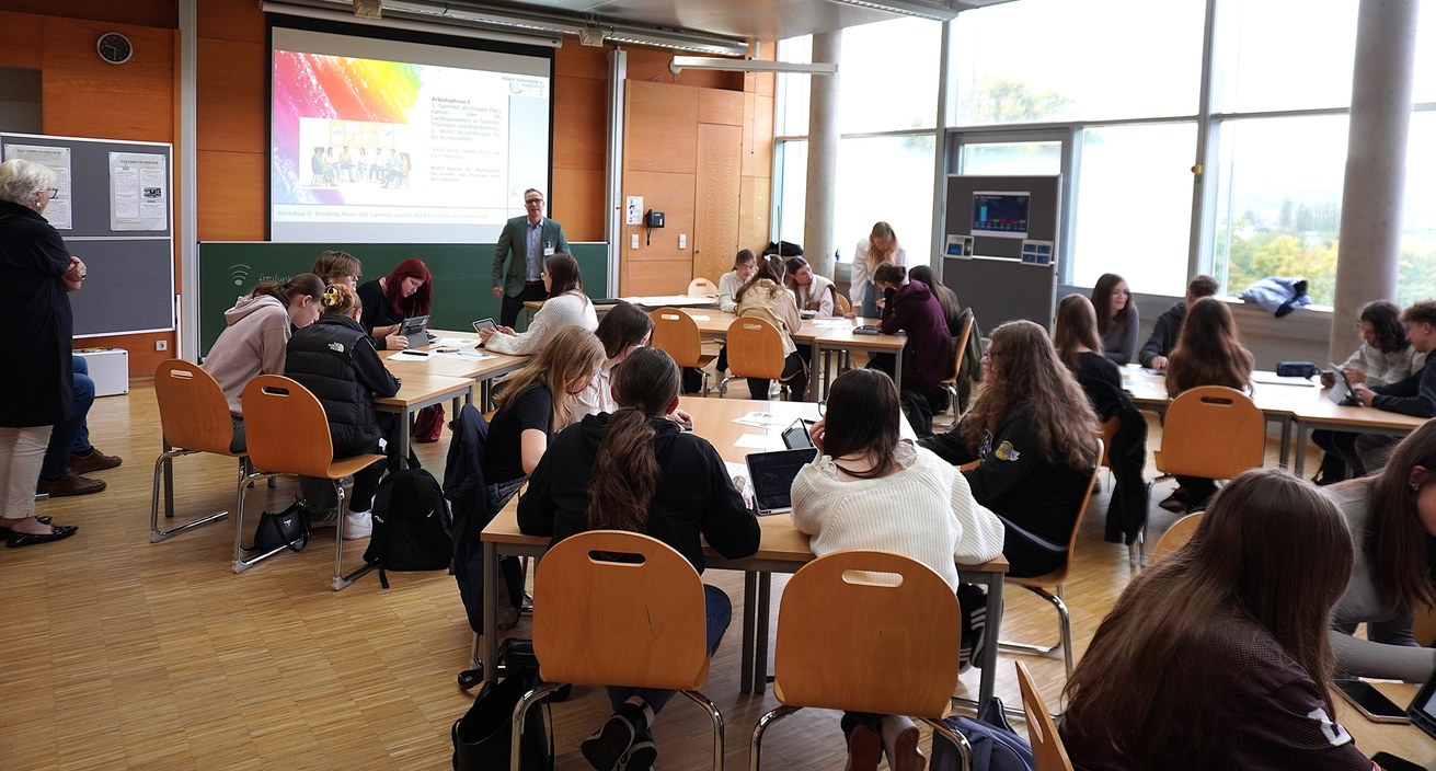 In einem der Workshops beim DemokratieTag der Universität Koblenz setzten sich die Jugendlichen mit den Landtagswahlen im Osten auseinander. Bild: Universität Koblenz