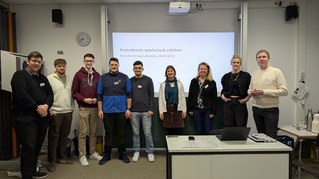 Theorie trifft auf Praxis: Studierende, Dozierende und Alexandra Janzen (2.v.r.) vom Johannes-Gymnasium Lahnstein stellen sich den Schüler*innen vor. Foto: B. Blömker