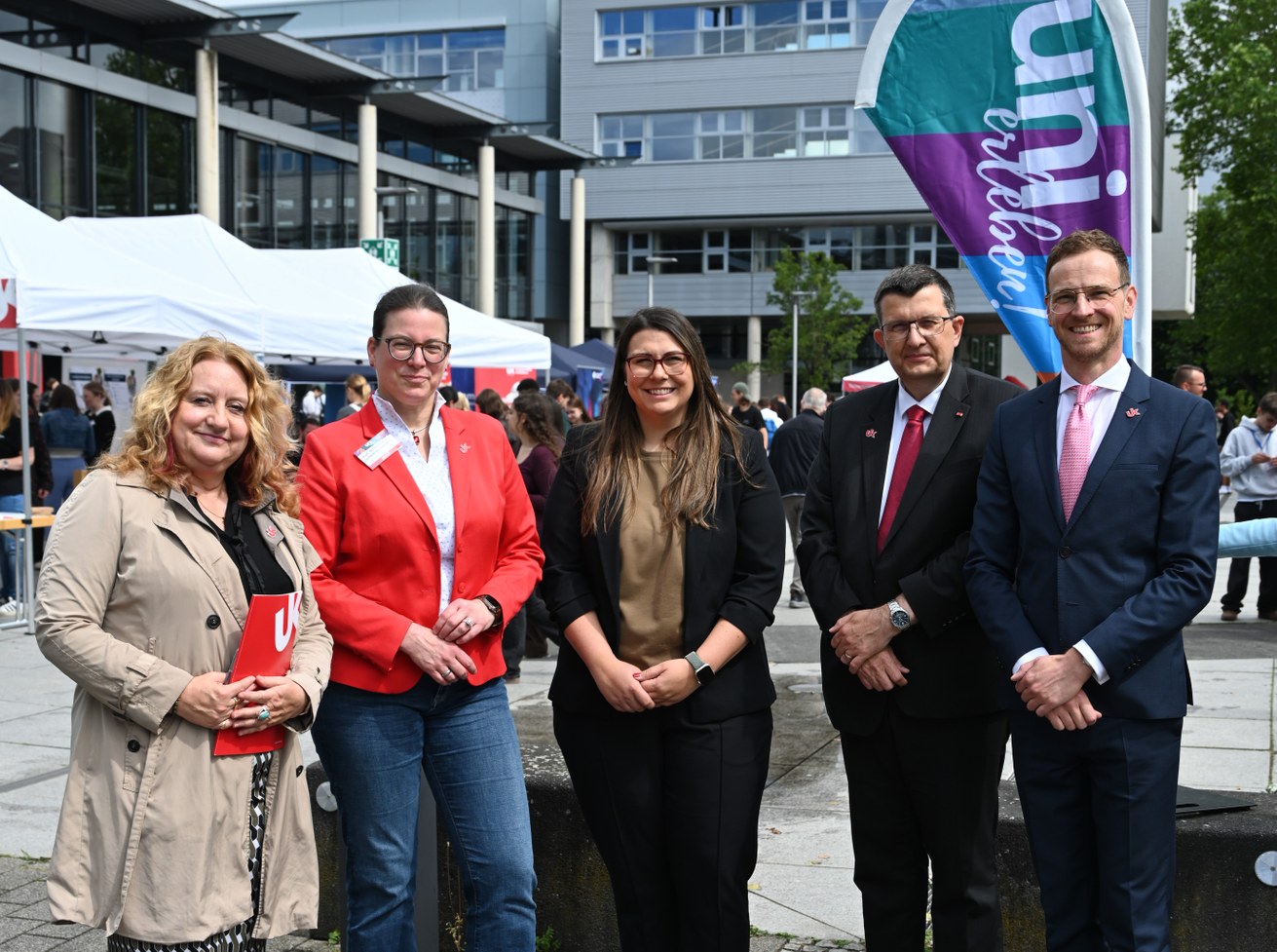 Das Präsidium der Universität Koblenz mit der Staatssekretärin: (v. l.) Prof. Dr. Claudia Quaiser-Pohl, Prof. Dr. Constanze Juchem-Grundmann, Dr. Tamara Müller, Prof. Dr. Stefan Wehner, Robert Däbritz. (Bild: uk)