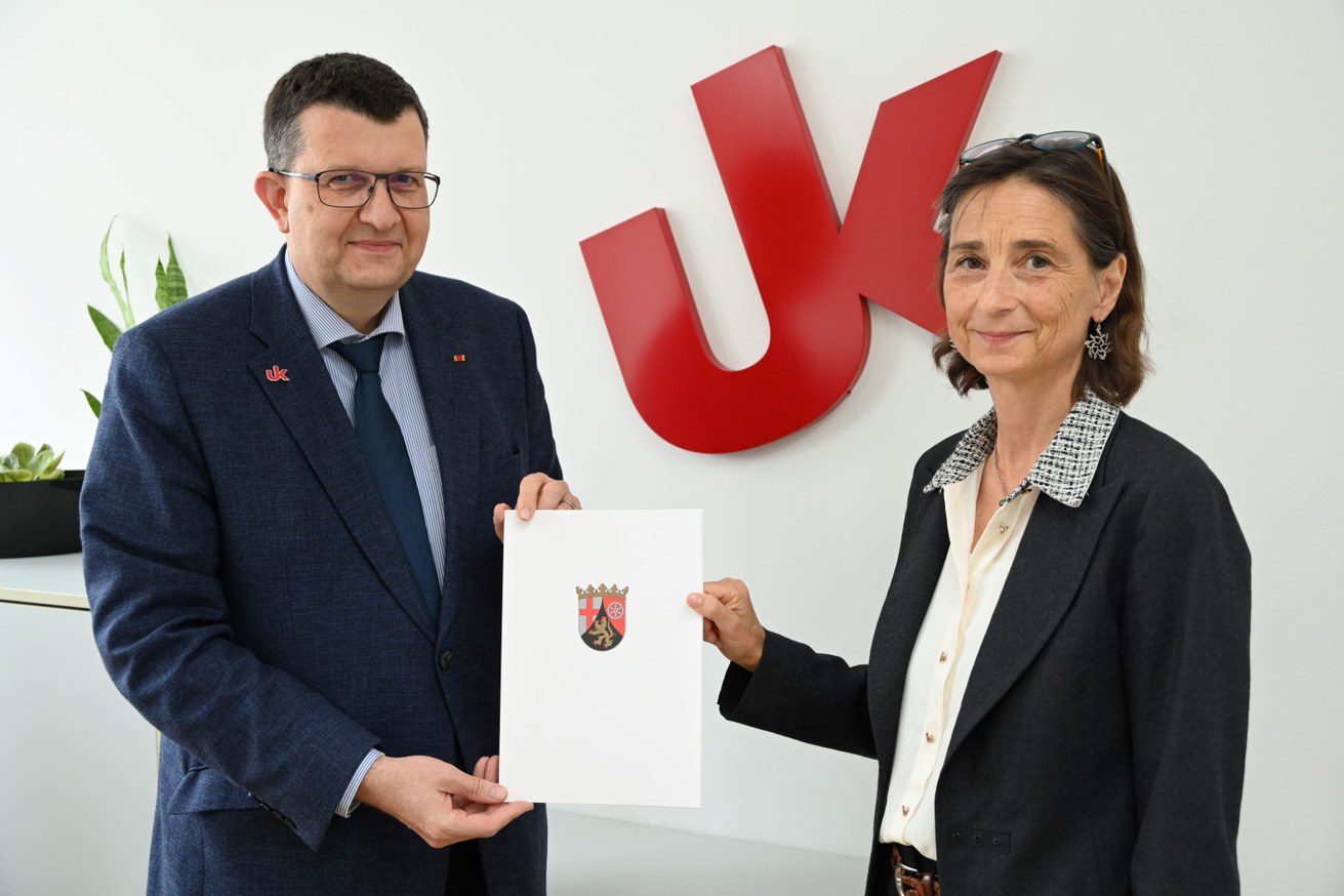 Universitätspräsident Prof. Dr. Stefan Wehner mit apl. Prof. Dr. Donata Schoeller. Bild: Universität Koblenz / Felix Schlief
