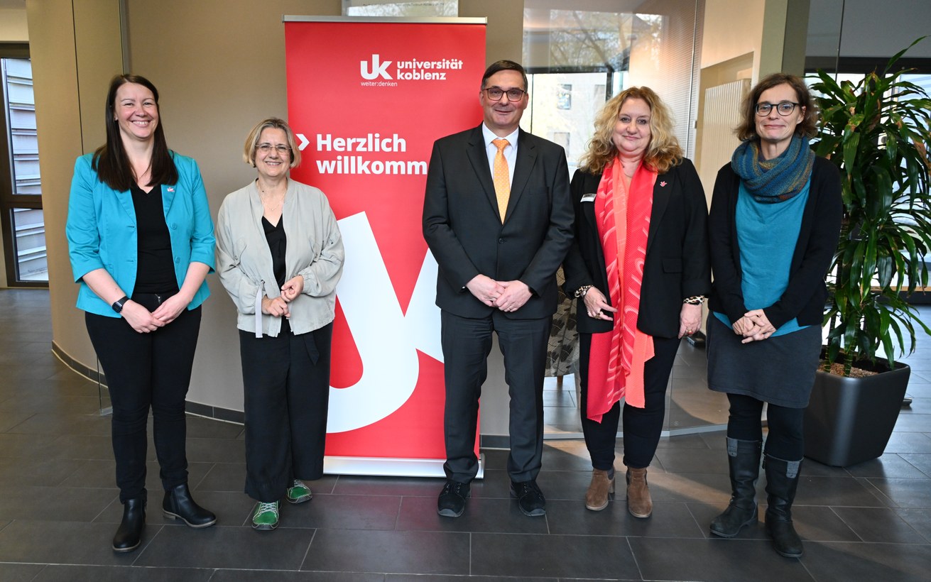 V. l. n. r.: Prof. Dr. Anja Schiepe-Tiska, Sprecherin des Potentialbereichs „Selbstregulation interdisziplinär weiter:denken – Schlüsselkompetenz in sich verändernden Lern- und Lebenswelten“, Prof. Dr. Corinna Herr, Sprecherin des Potentialbereichs „Transition und Transgression: fluide Geschlechterbewegungen", Dr. Frank-Dieter Kuchta, Ministerium für Wissenschaft und Gesundheit Rheinland-Pfalz,  Prof. Dr. Claudia Quaiser-Pohl, Vizepräsidentin für Forschung und Transfer der Universität Koblenz, Prof. Dr. Wiebke Waburg, Sprecherin des Potentialbereichs „Spielend Gesellschaft bilden (SpieGelBild)“. Bild: Universität Koblenz / Christoph Asche