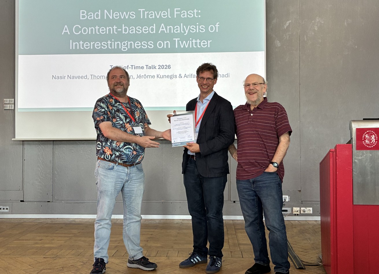 Dr. Thomas Gottron (M.) bei der Verleihung des „Test of Time Award“. Mit drei weiteren Wissenschaftler*innen hatte er 2011 an der Uni Koblenz eine Studie zur Viralität von Twitter-Content veröffentlicht. Foto: Steffen Staab