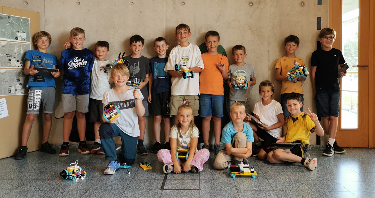Spielerisch den Umgang mit Technik lernen: Junge Tüftlerinnen und Tüftler aus einem der zahlreichen technikcamps-Kurse präsentieren ihre Projekte. Bild: Universität Koblenz