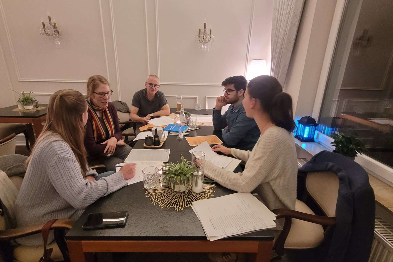 Intensiver Austausch beim Liebesbriefstammtisch im Restaurant des Hotels Kleiner Riese in Koblenz. Bild: Universität Koblenz-Landau