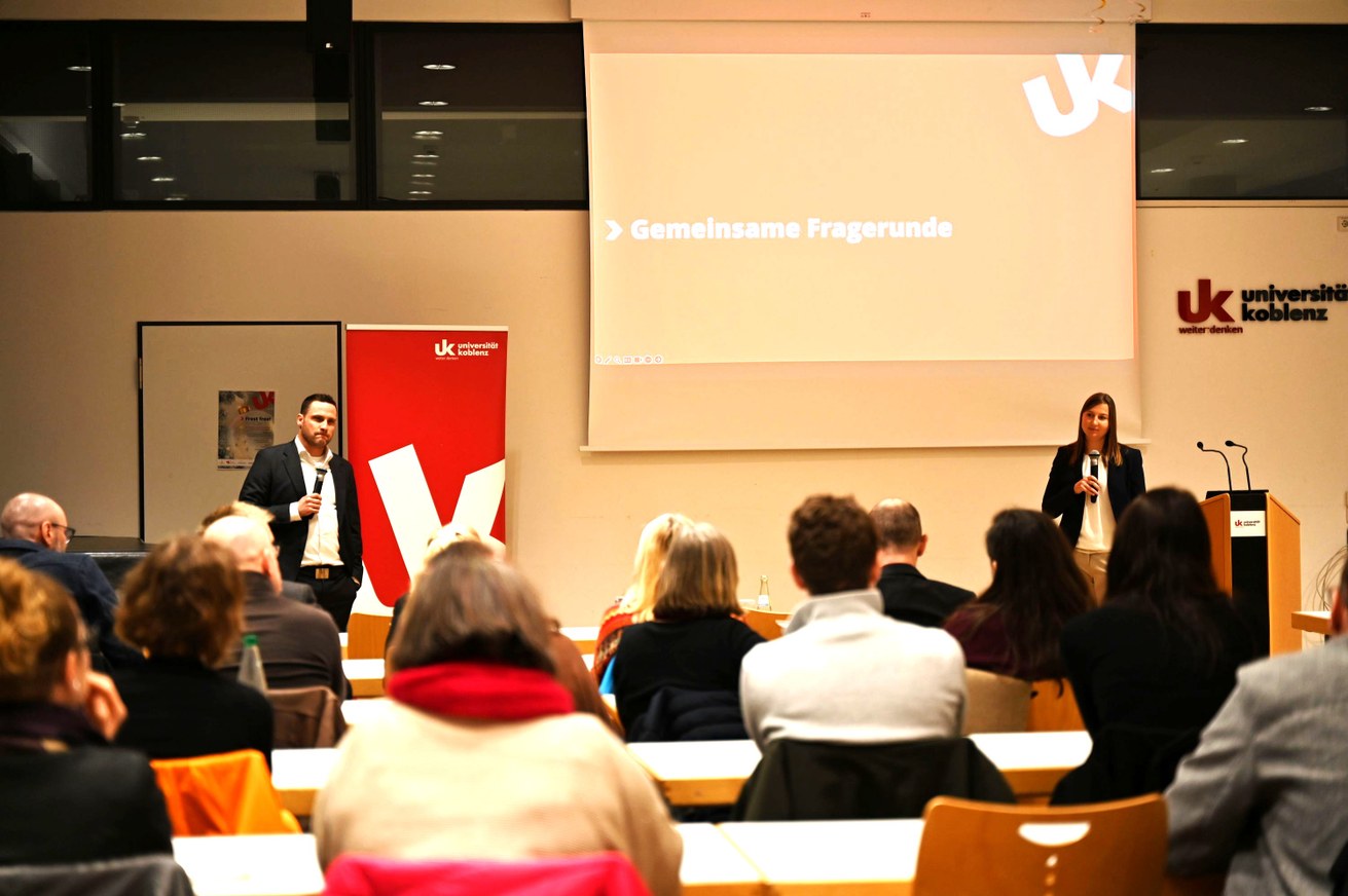 Nach ihren Antrittsvorlesungen standen Prof. Dr. Mark Humme und JProf. Dr. Jeanine Kirchner-Krath dem Publikum Rede und Antwort. Bild: Universität Koblenz / Tamina Hommer