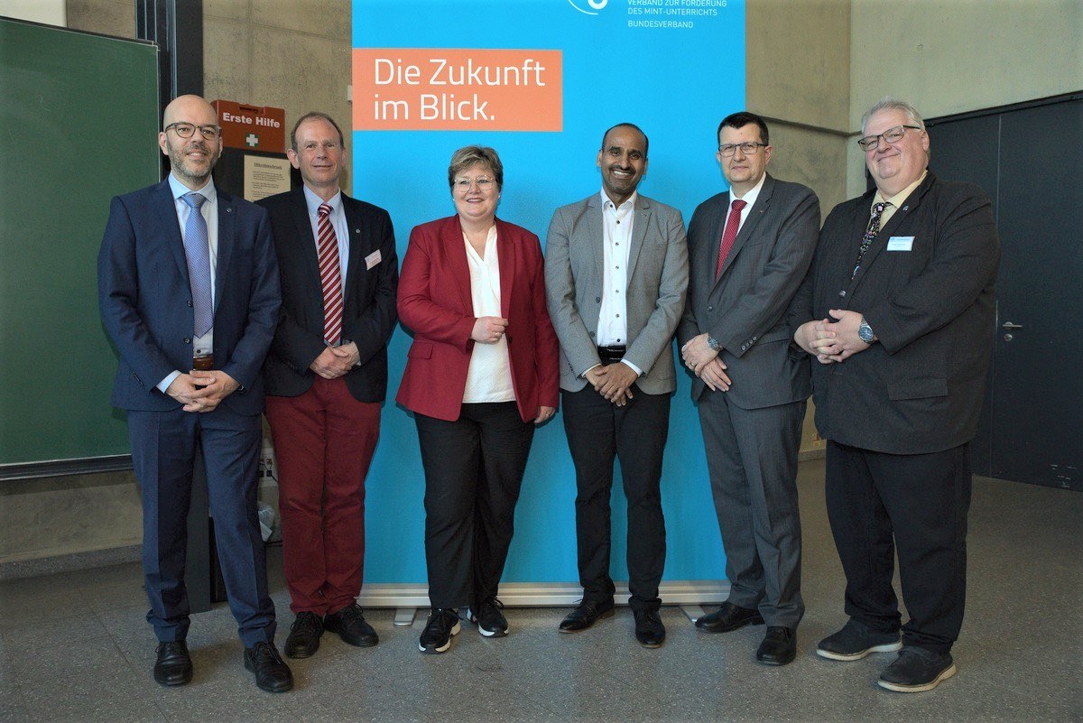 V. l. n. r.: Dr. Marcel Schmengler, Vorstand des Kongressausschusses, Dr. Alexander Hug, Vorsitzender des Kongressausschusses, Bettina Brück, Staatssekretärin des rheinland-pfälzischen Ministeriums für Bildung, Prof. Dr. Amitabh Banerji, Universität Potsdam, Prof. Dr. Stefan Wehner, Präsident der Universität Koblenz, Frank Herrmann, 1. Vorsitzender MNU. Bild: Peter Scholz-Kreisel