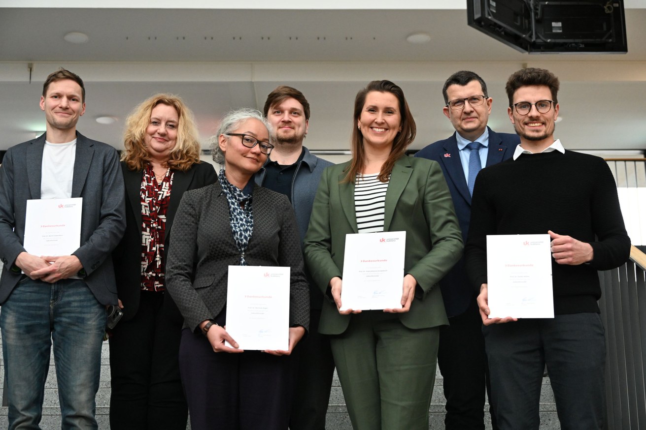 V. l. n. r.: Prof. Dr. Martin Siebenborn, Vizepräsidentin für Forschung und Transfer Prof. Dr. Claudia Quaiser-Pohl, Prof. Dr. Mai-Anh Boger, Prof. Dr. Kenneth Dumack, Prof. Dr. Finja Grospietsch, Präsident Prof. Dr. Stefan Wehner, Prof. Dr. Stefan Müller. Bild: Universität Koblenz/Liane Pohl