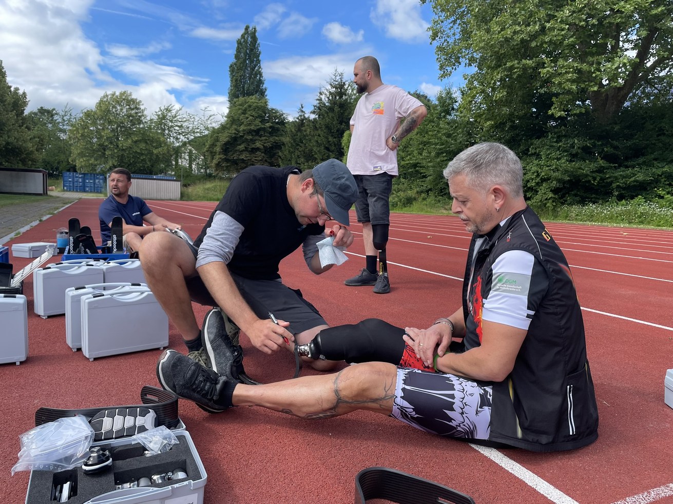Beim ersten Sportprothesentag an der Universität konnten Interessierte unter fachkundiger Anleitung verschiedene Sportprothesen ausprobieren. Bild: Sabine Bauer/Universität Koblenz