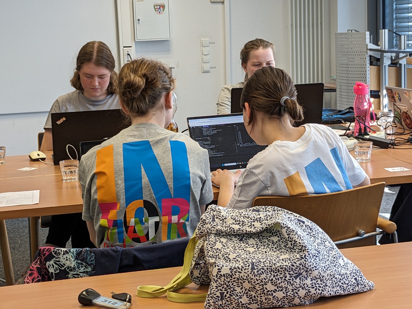 Spaß am gemeinsamen Lernen: Mädchen der 8. bis 12. Klasse sind eingeladen, beim ersten girls@BWINF Camp an der Universität Koblenz teilzunehmen. Bild: Bundesweite Informatikwettbewerbe