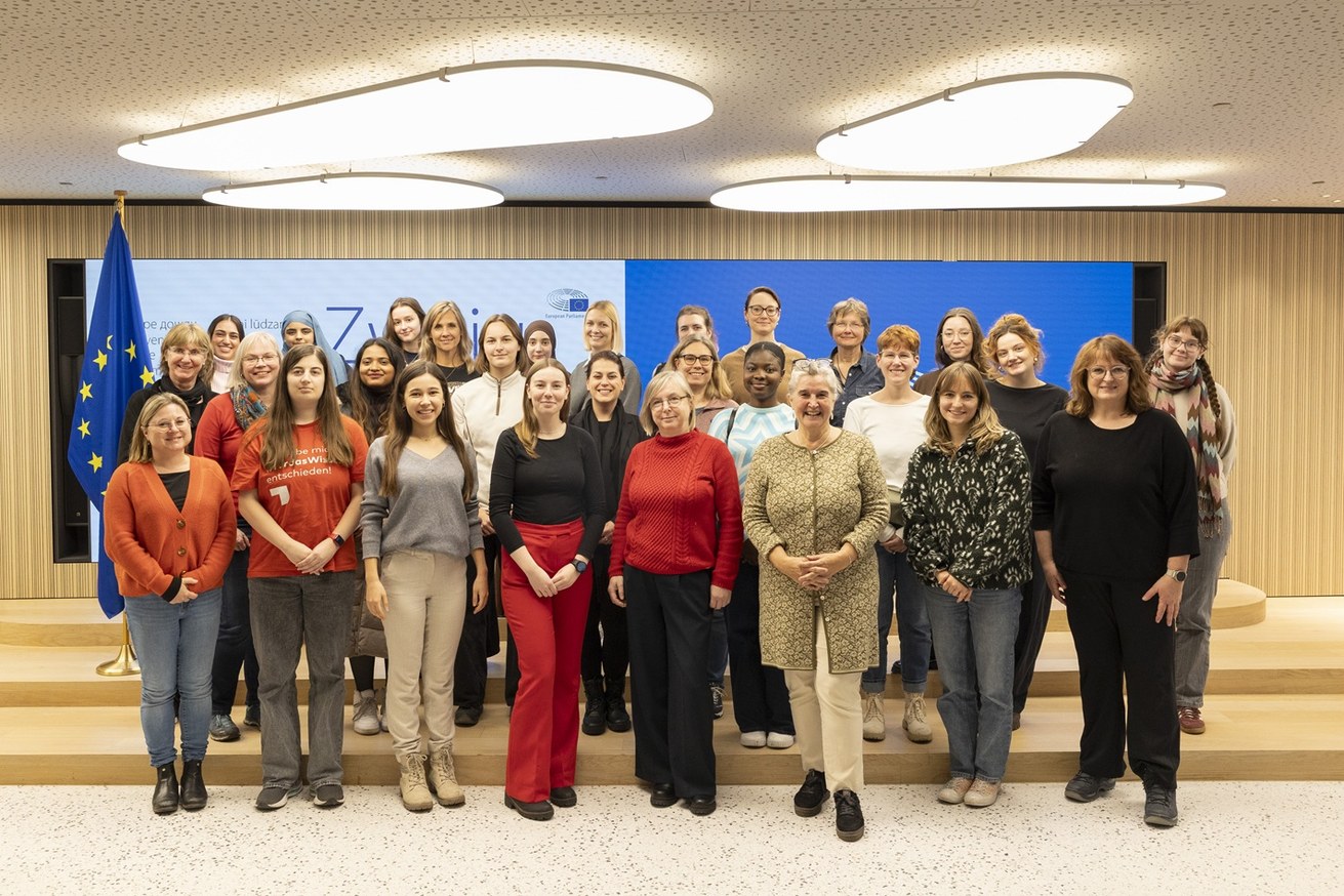 Die Europaabgeordnete Maria Noichl (vordere Reihe, 3. v. r.) begrüßte die Studentinnen und Mitarbeiterinnen der Universität Koblenz in Brüssel. Foto: Gleichstellungsbüro Universität Koblenz