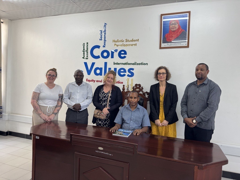 V. l. n. r.: Nina Kelle-Gilles, Dr. Sylvester Rugeihjamu, Prof. Dr. Claudia Quaiser-Pohl, Dr. Albert Tamo (sitzend), Prof. Dr. Wiebke Waburg und Dr. Suitbert Lyakurwa bei einem Treffen an der School of Education der University of Dar es Salaam. Bild: UDSM / Leiterin Öffentlichkeitsarbeit der School of Education, UDSM