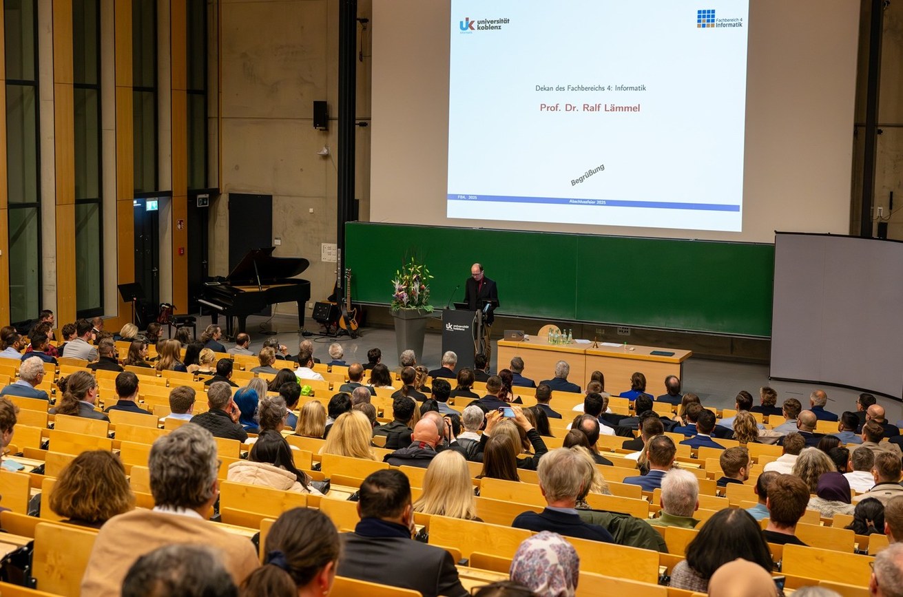 Prof. Dr. Ralf Lämmel, Dekan des Fachbereichs Informatik, begrüßte die rund 240 Absolvent*innen sowie die vielen Familienangehörigen, Uni-Mitglieder und emeritierten Professor*innen. Foto: Leonard Katz