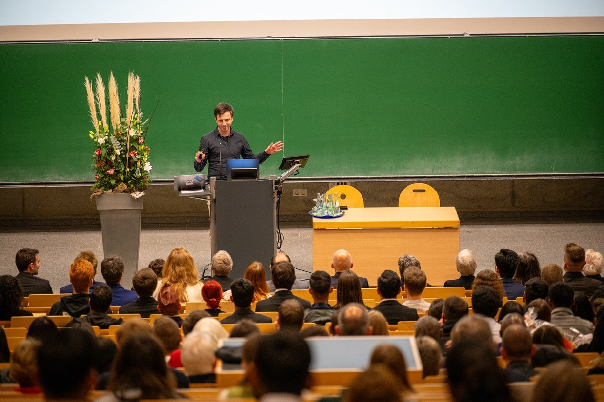 Alumnus Dr. Marcel Heinz berichtete in seinem Vortrag aus der Praxis. Foto: Leo Katz