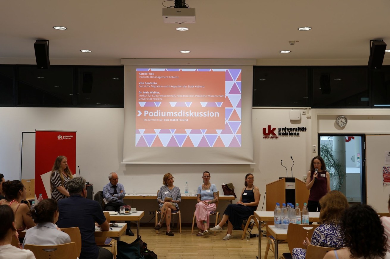 Eine Podiumsdiskussion rundete den Fachtag für Vielfalt und Demokratie 2026 ab. Bild: Universität Koblenz / Alina Koss