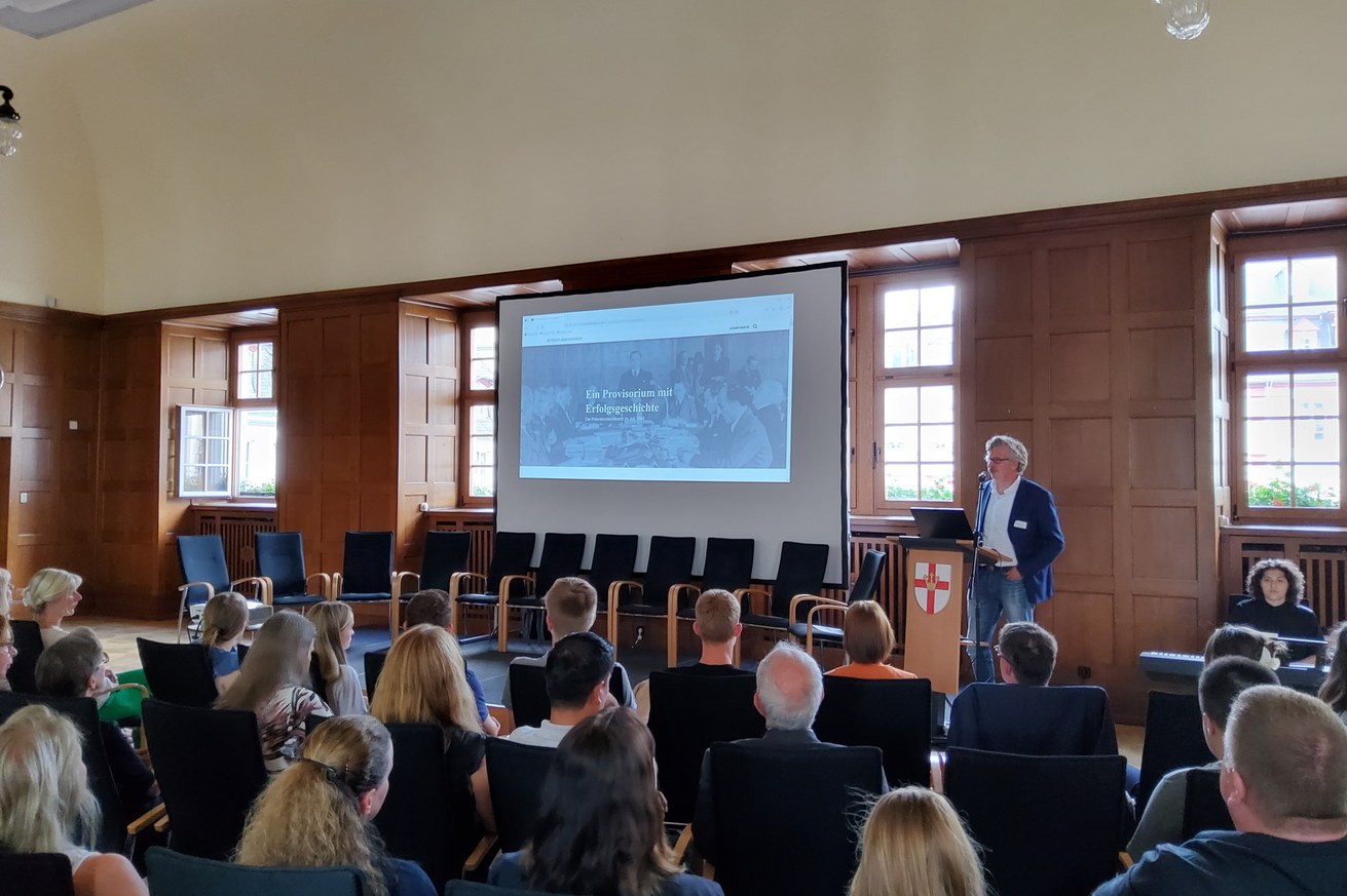 Apl. Prof. Dr. Stefan Meier vom Institut für Kulturwissenschaft präsentiert sein Projekt im Historischen Rathaussaal der Stadt Koblenz. Bild: Florian Weber / KuLaDig-RLP