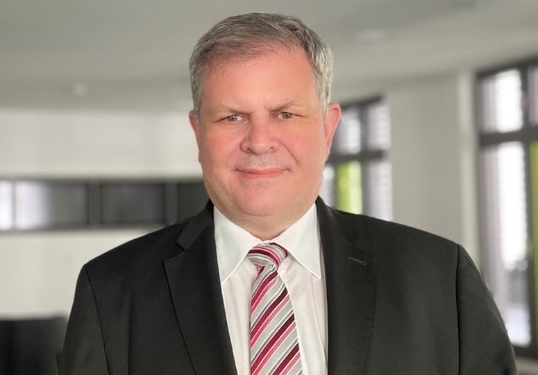Dr. Ralf Geis, Präsident des Verwaltungsgerichts Koblenz, ist seit zwei Jahrzehnten in Forschung und Lehre an der Universität in Koblenz aktiv. Am 28. Februar 2025 wird er zum Honorarprofessor ernannt. Bild: Verwaltungsgericht Koblenz