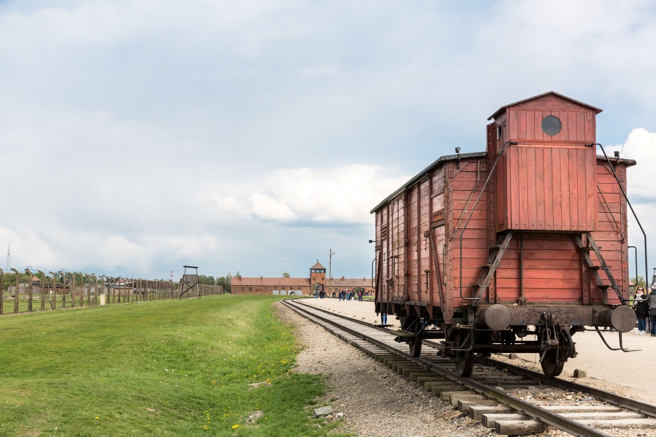 Lagerkommandant Rudolf Höß und seine Ehefrau Hedwig Höß lebten mit ihrer Familie direkt neben dem Konzentrationslager Auschwitz. Bild: Colourbox