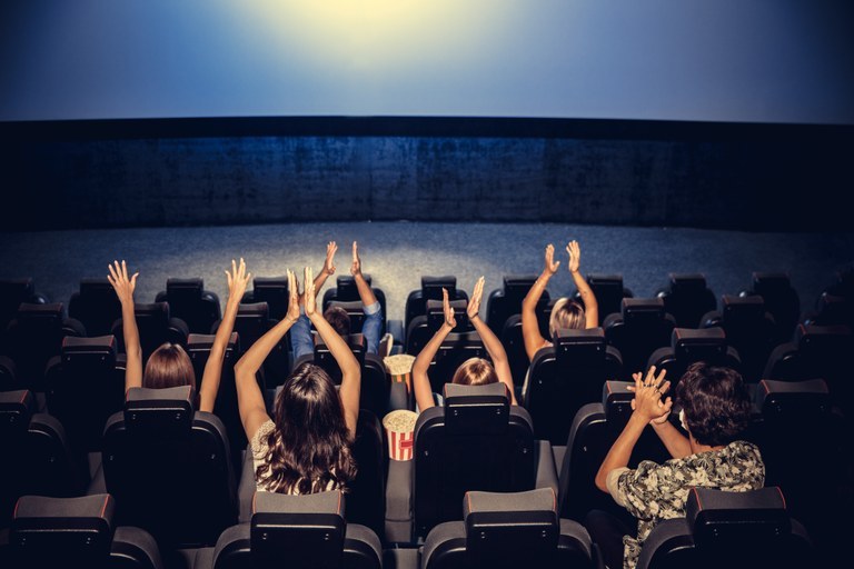 Glücklich im Kino: Psychologinnen der Universität in Koblenz verraten viel Interessantes zum Thema Glück. Bild: Colourbox