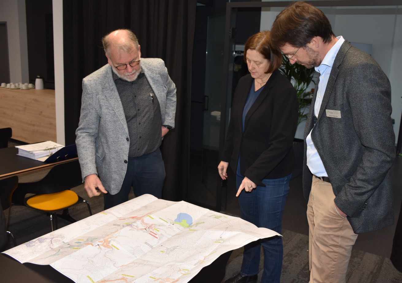 Prof. Dr. Lothar Kirschbauer von der Hochschule Koblenz, PD Dr. Carola Winkelmann von der Universität Koblenz und Prof. Dr. Stefan Stoll vom Umweltcampus Birkenfeld der Hochschule Trier bewerten die Möglichkeiten des Wiederauufbaus der Ahr wissenschaftlich. Bild: Universität Koblenz/Dr. Jan Fleischhauer