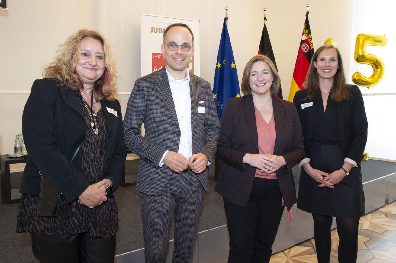 Die Projektleiterinnen Prof. Dr. Claudia Quaiser-Pohl (links) und Angela Doms (rechts) mit Dr. Denis Alt und Katharina Binz bei der Jubiläumsfeier. Foto: Peter Pulkowski